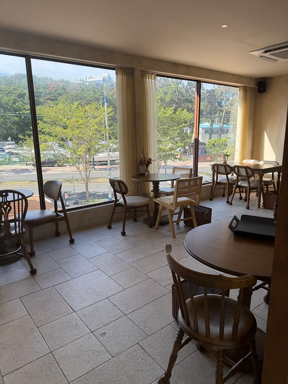 Comfortable brunch café interior