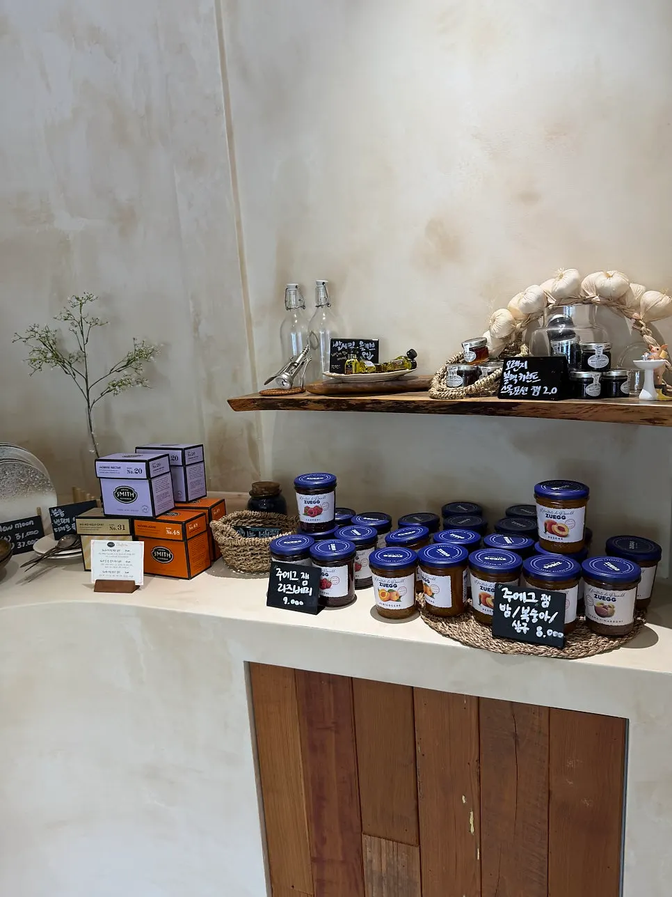Mandali To Go grocery display