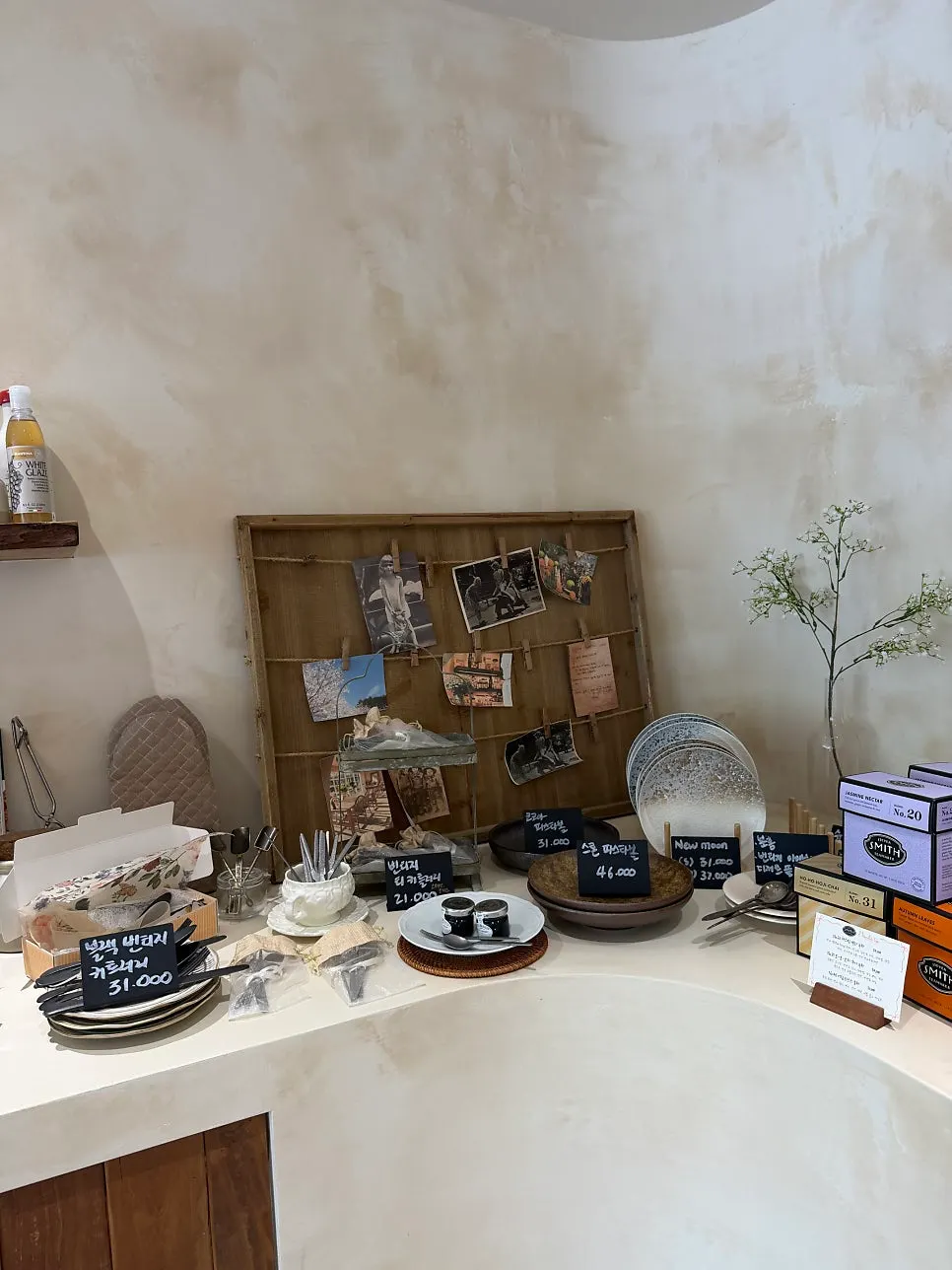 Café selling a variety of groceries