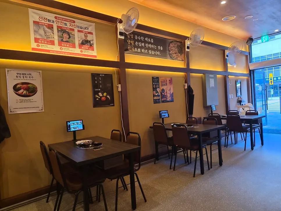 간격 넓은 테이블이 놓인 매장 좌석