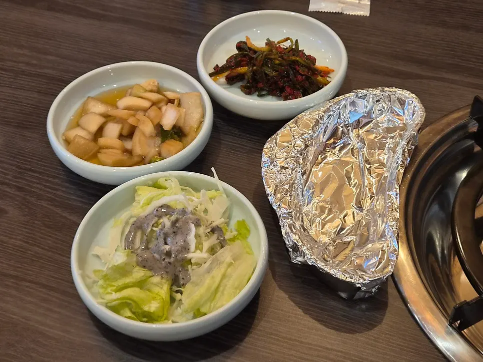 파김치·양파장아찌·양배추 샐러드 밑반찬 상차림