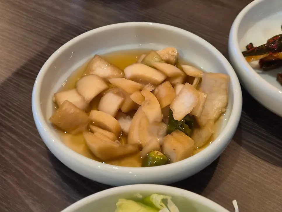 새콤달콤한 양파장아찌 한 접시