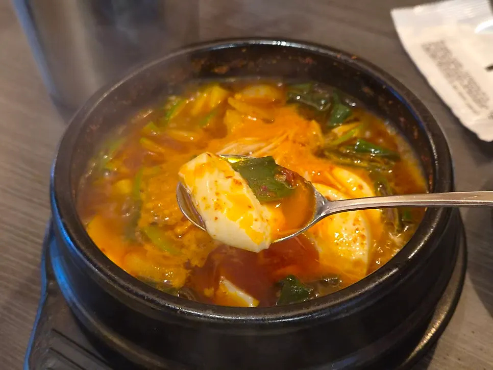 순두부와 버섯이 가득한 찌개 속