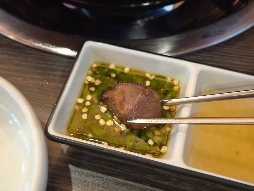매콤한 고추 특제 간장소스에 찍은 염통