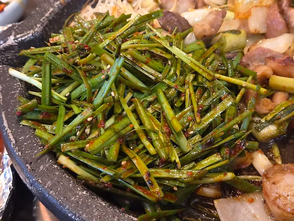 푸짐하게 리필해준 부추무침