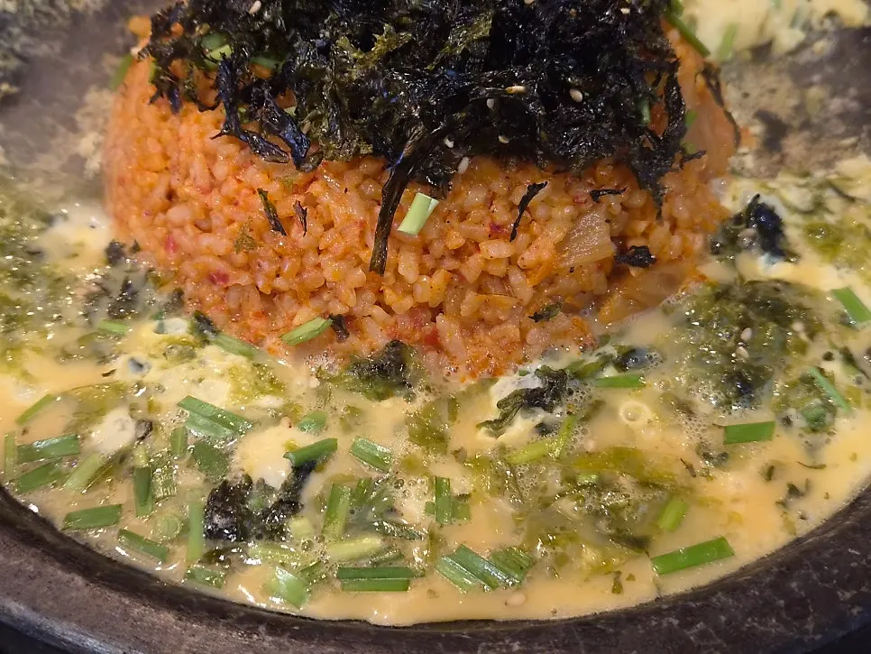 야채가 들어간 계란과 볶음밥