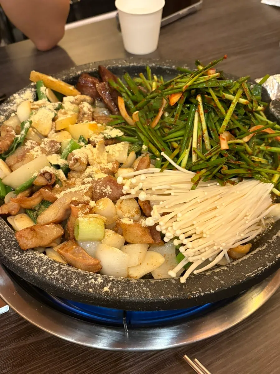 곱창과 함께 나온 양파 부추 팽이버섯