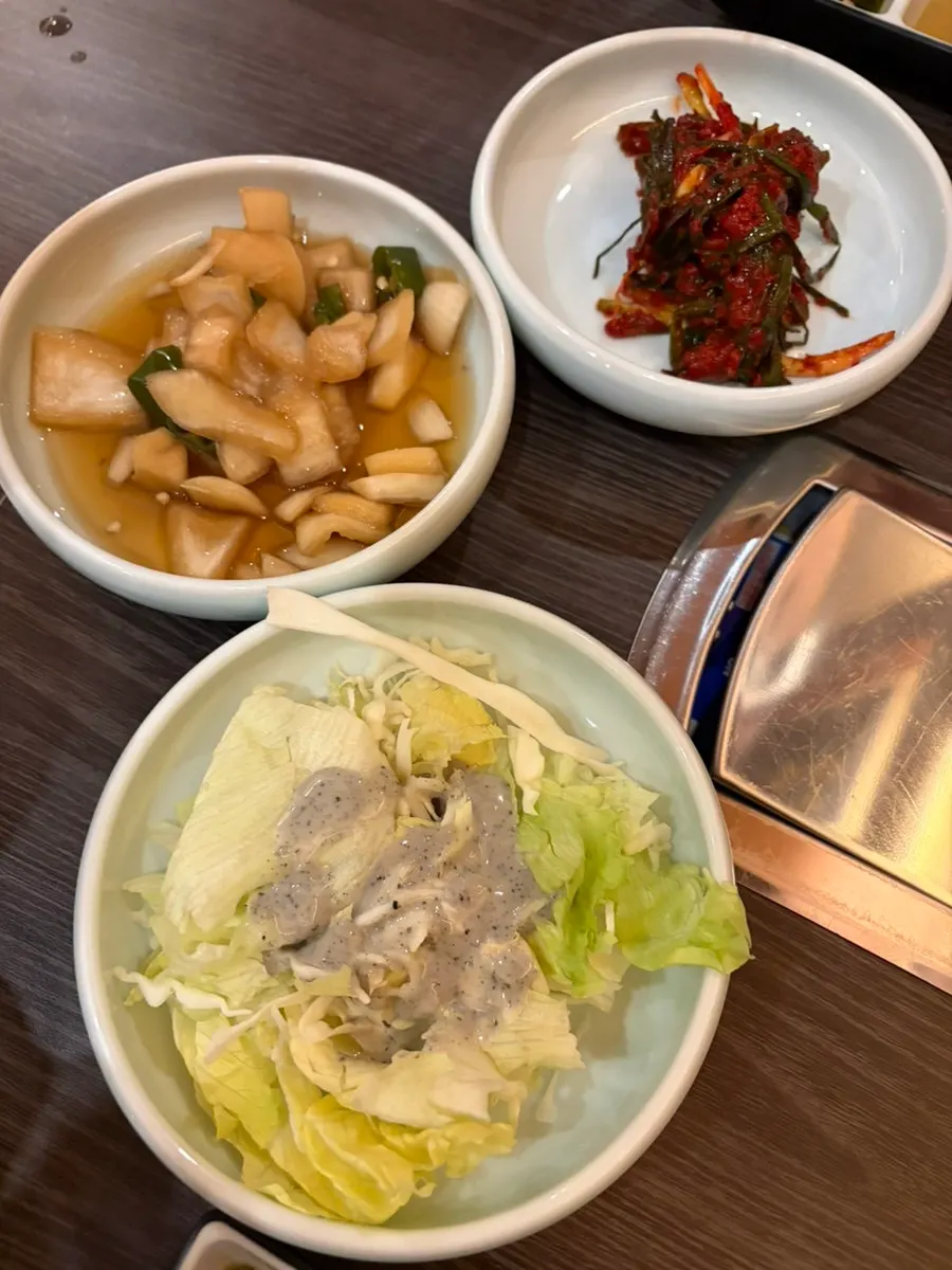 흑임자 샐러드와 파김치, 양파절임 기본 반찬