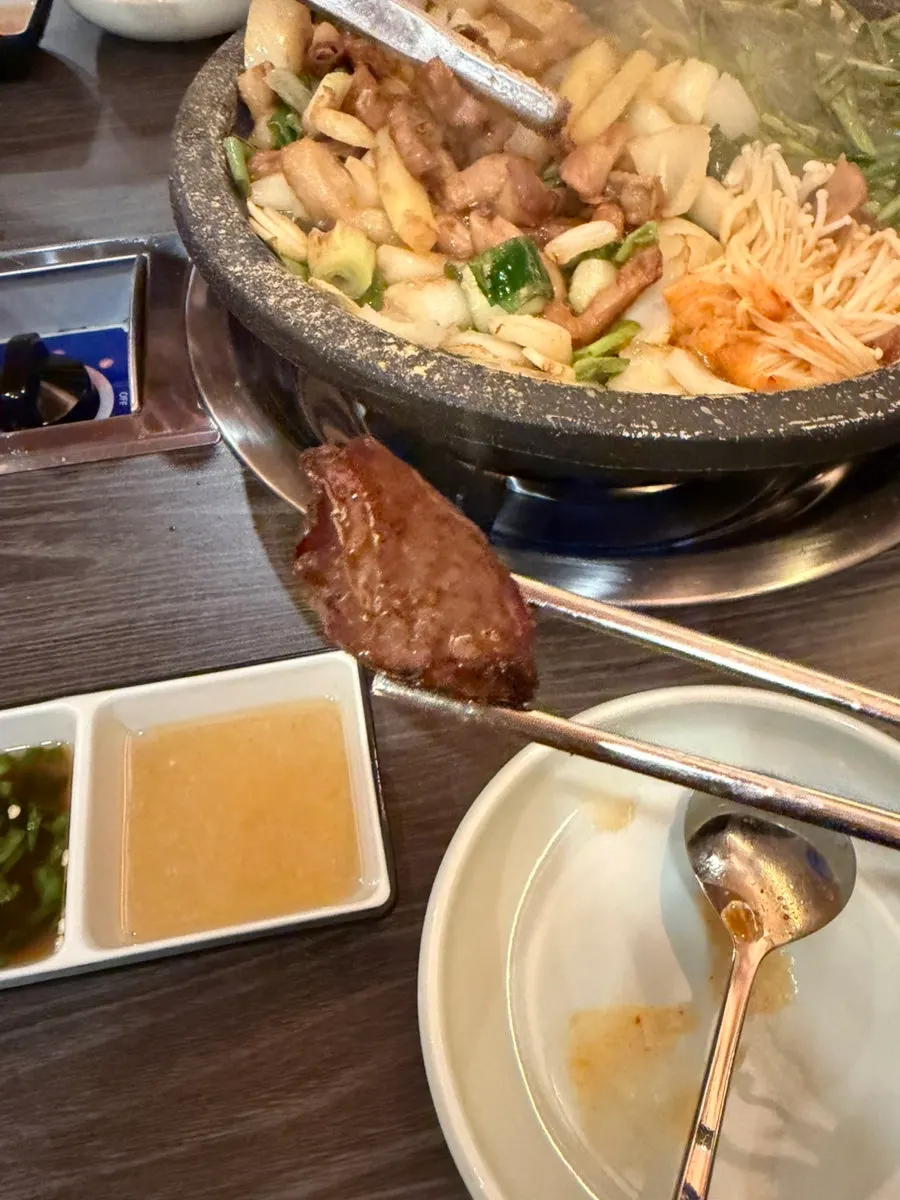 불판 위에서 구워지는 서비스 염통