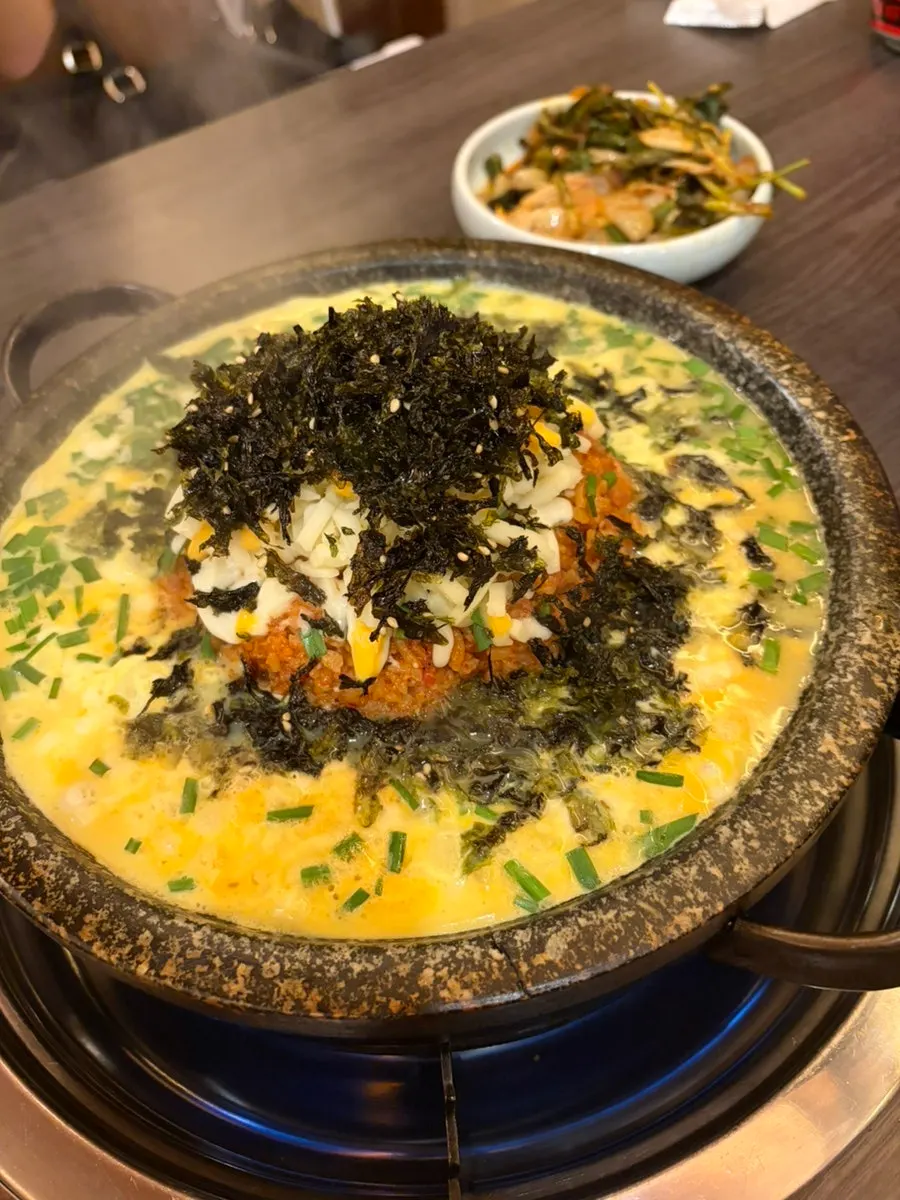 치즈를 올린 곱창 볶음밥