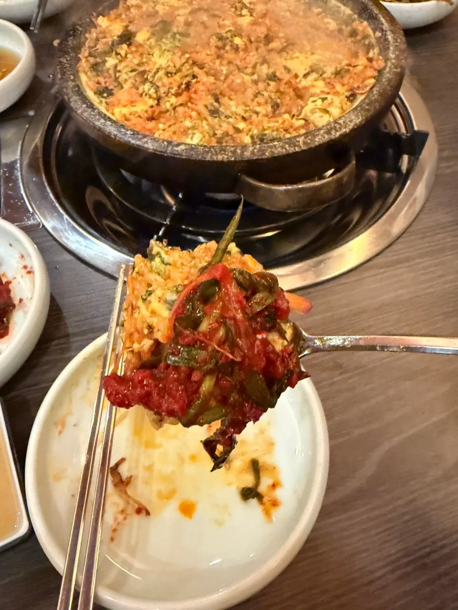 볶음밥과 함께 나온 빨간 단무지