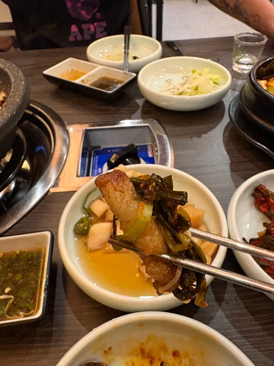 Picking up a fully cooked piece of gopchang
