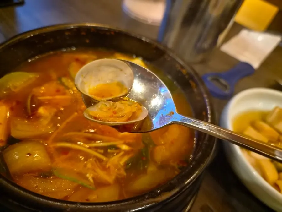 얼큰한 순두부찌개 국물
