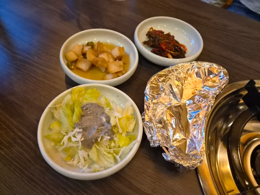 불판 앞 기본 상차림