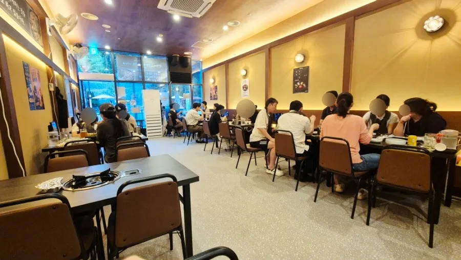 Friday evening dining room view at Ilmigop