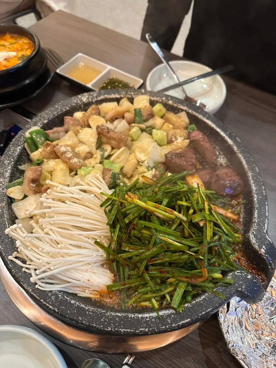 곱창 2인분과 부추볶음 팽이버섯