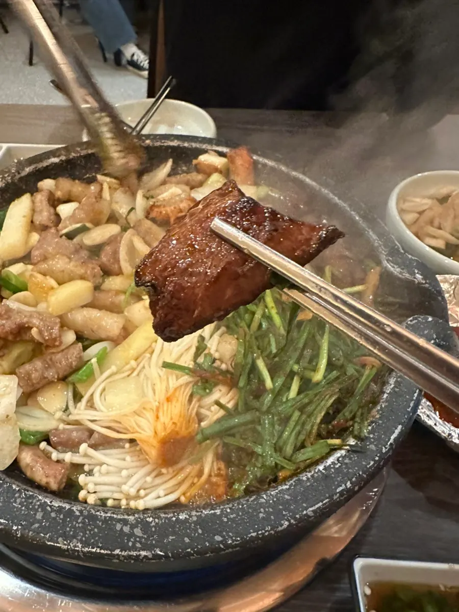 초벌된 곱창 익히는 모습