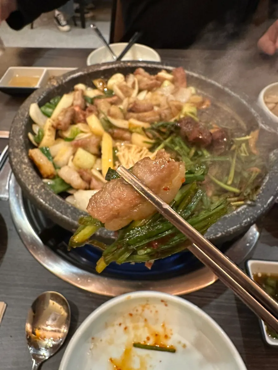 양념 부추와 함께 집은 소곱창