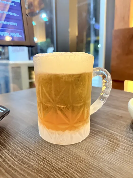 살얼음 낀 잔에 따른 시원한 생맥주