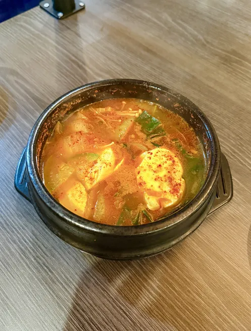 밑반찬과 함께 나온 순두부찌개
