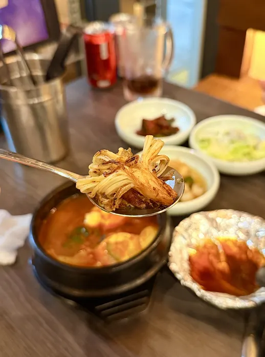 노릇하게 구워진 팽이버섯과 곱창