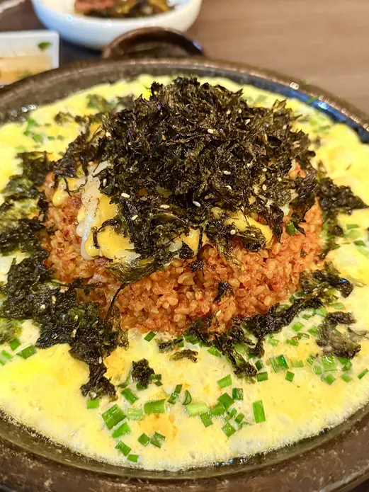 불판에 넓게 펼쳐 볶은 1.5인분 볶음밥