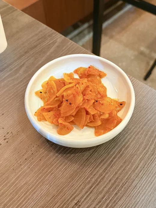 매콤한 단무지 무침을 곁들인 볶음밥 한 숟갈