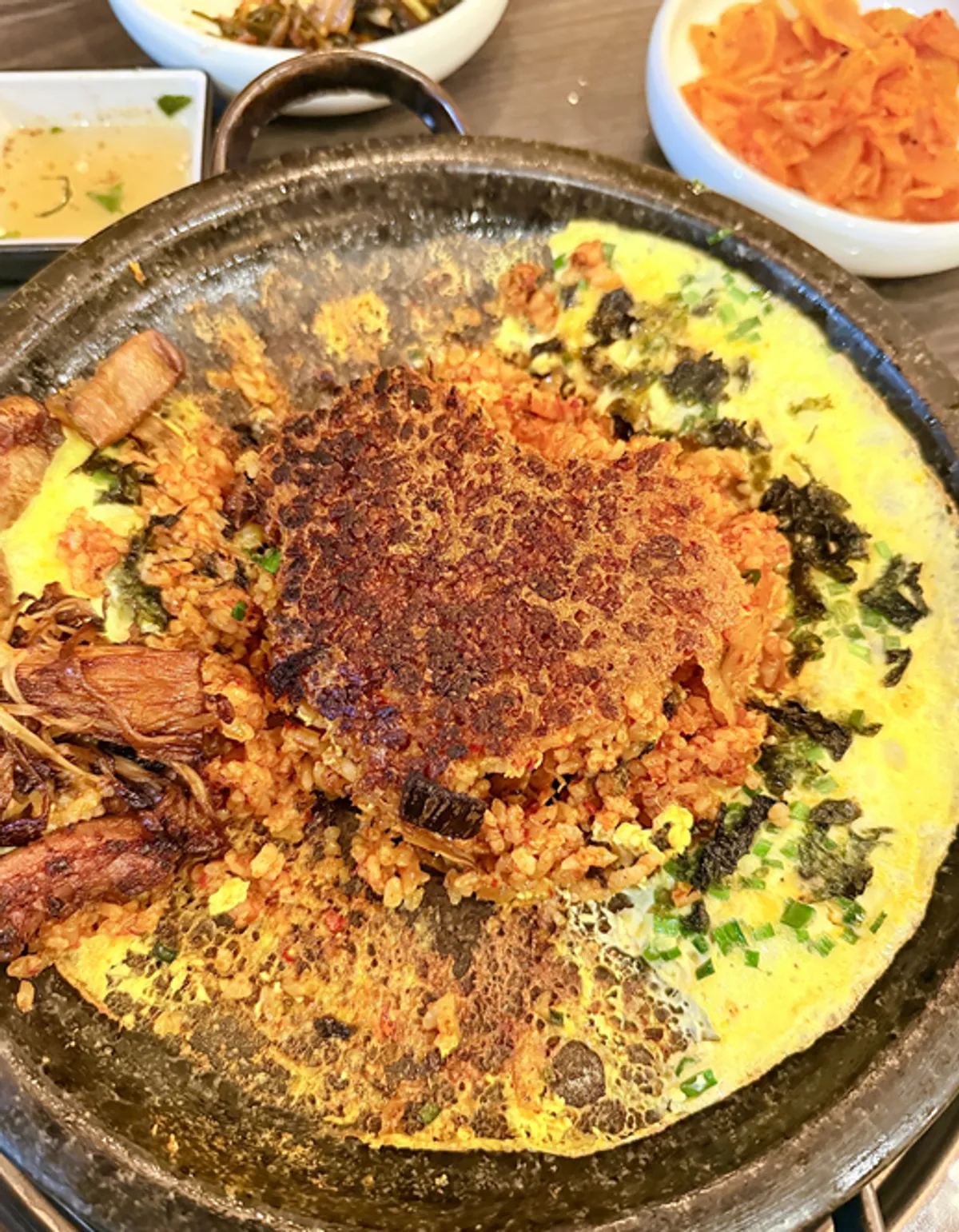 불판에 눌러 만든 볶음밥 누룽지
