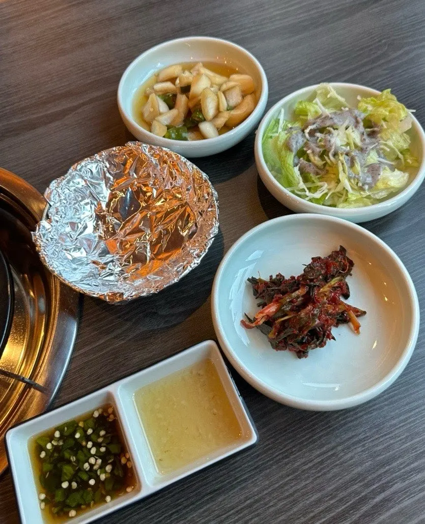 양파 절임과 파김치, 양상추 샐러드 기본 반찬 세팅