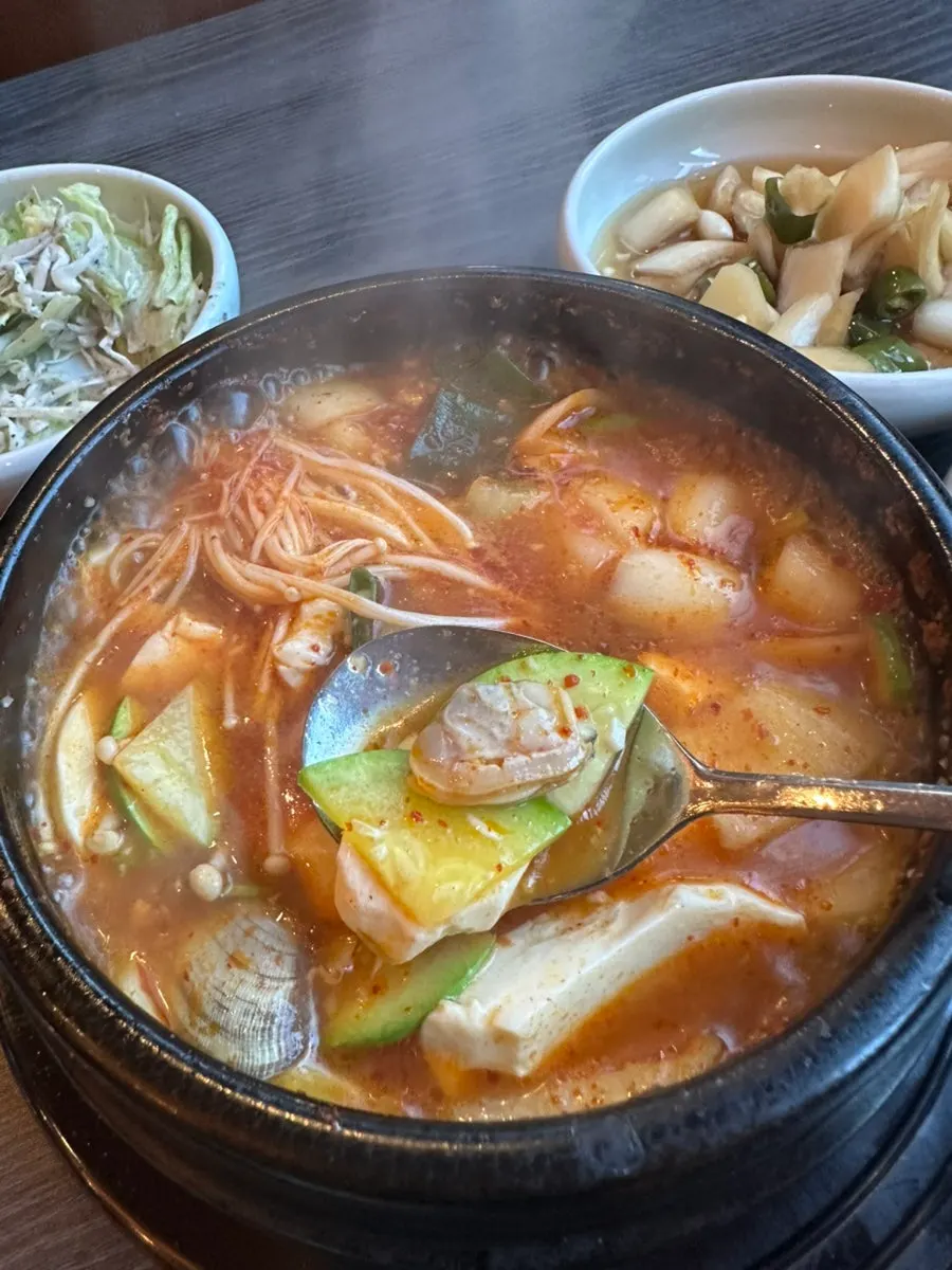 기본으로 나온 푸짐한 찌개