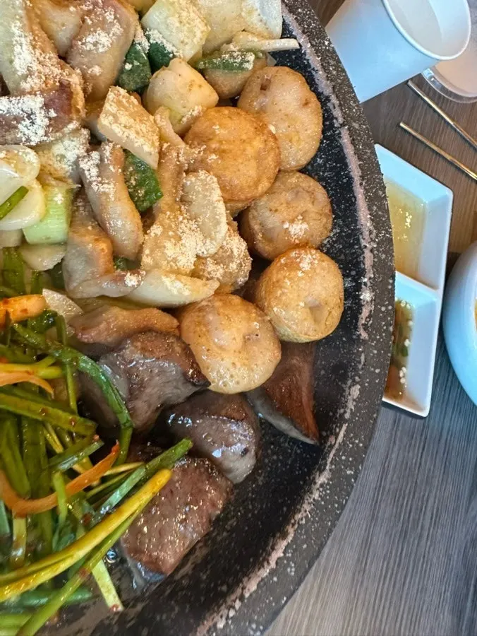 불 조절해 구워지는 모둠구이
