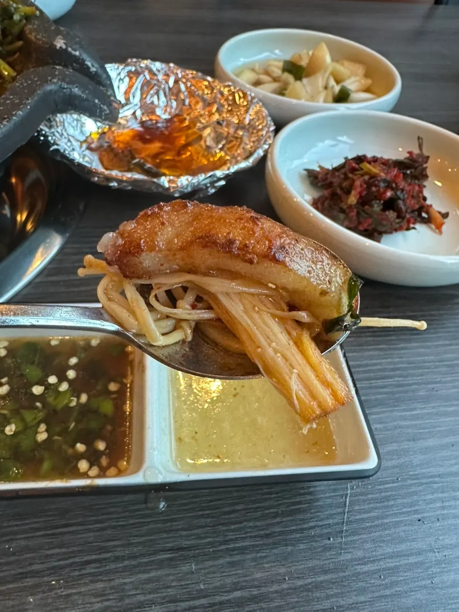 밑반찬과 함께 먹는 모둠구이