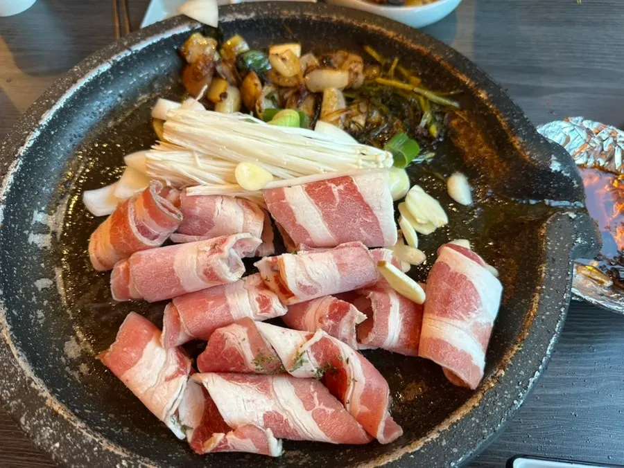 불판에 올린 서비스 우삼겹