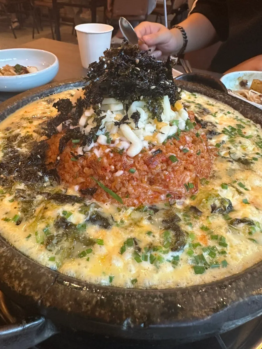 치즈 추가한 4900원 볶음밥