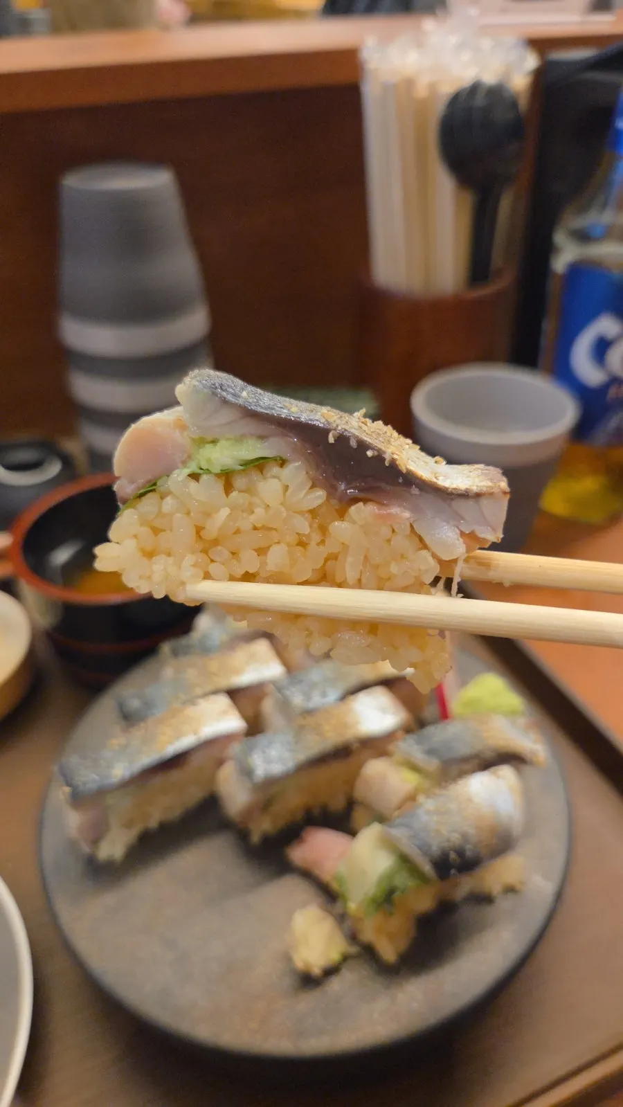 Eating the Ilpum-dong wrapped in seaweed
