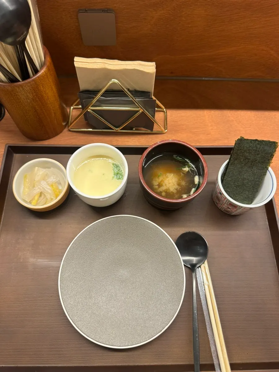 장국과 백김치, 김, 차완무시 기본 차림