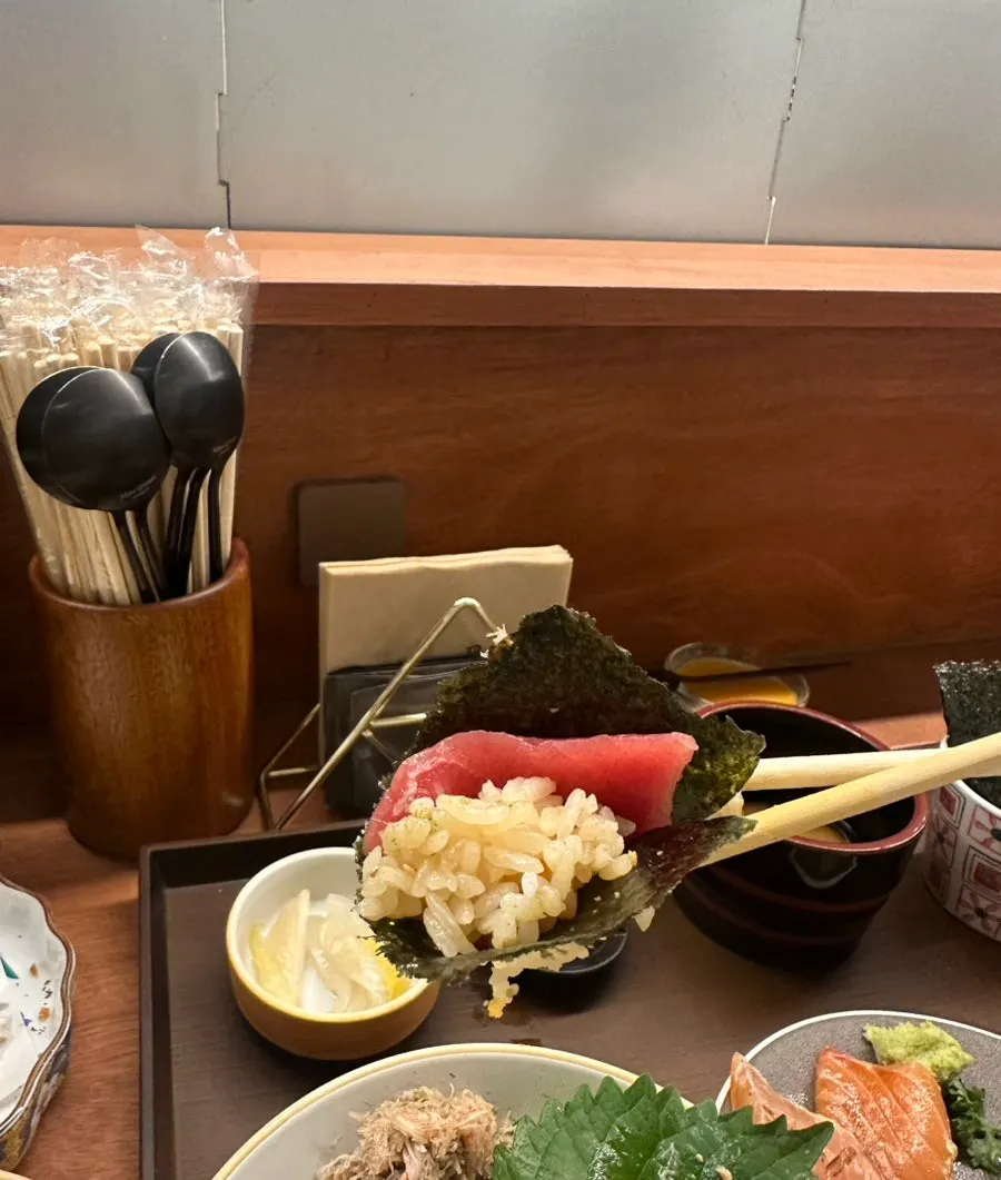 김과 감태에 밥과 회를 올린 모습