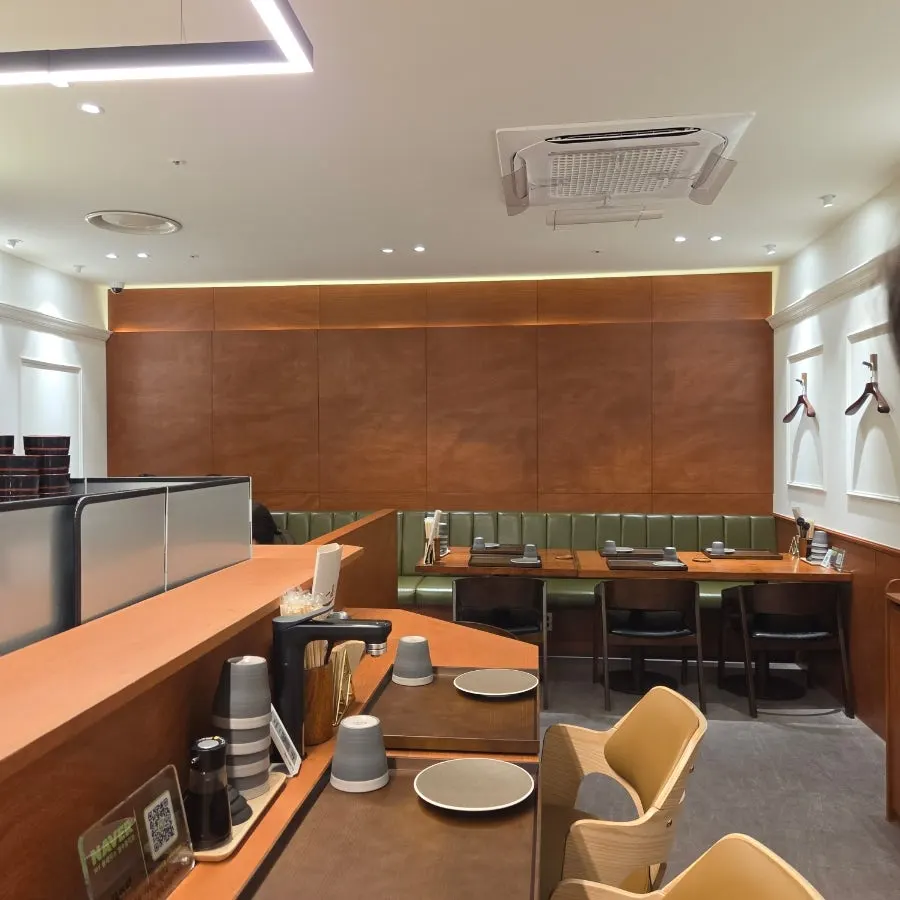 Pre-set table seating