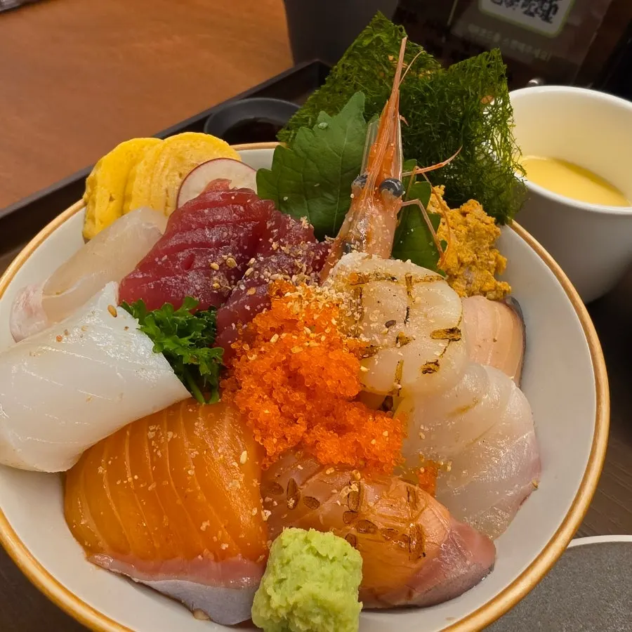 Kaisendon piled with sashimi so the rice underneath is hidden
