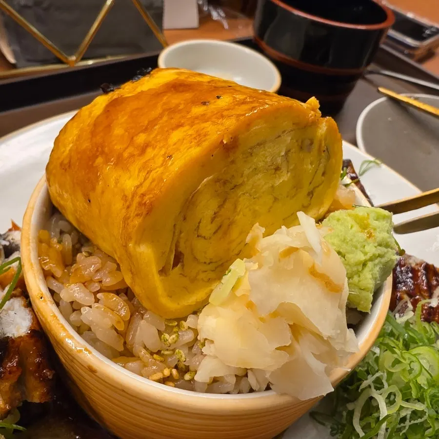 Large egg hidden beneath the rice in the unagidon