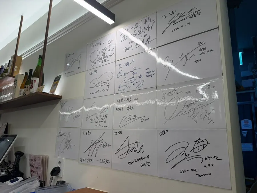 일품 광화문점 벽면에 붙은 사인들