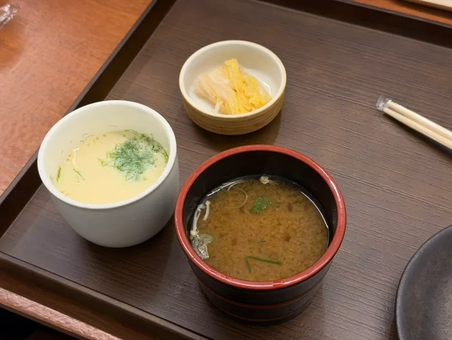 백김치와 장국 밑반찬 상차림
