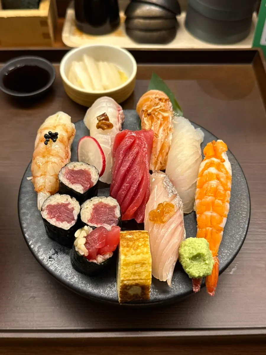 Today's sushi set with nigiri and futomaki