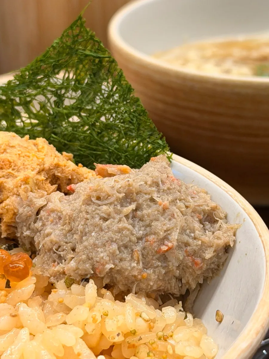 두툼하게 썬 카이센동 사시미 클로즈업