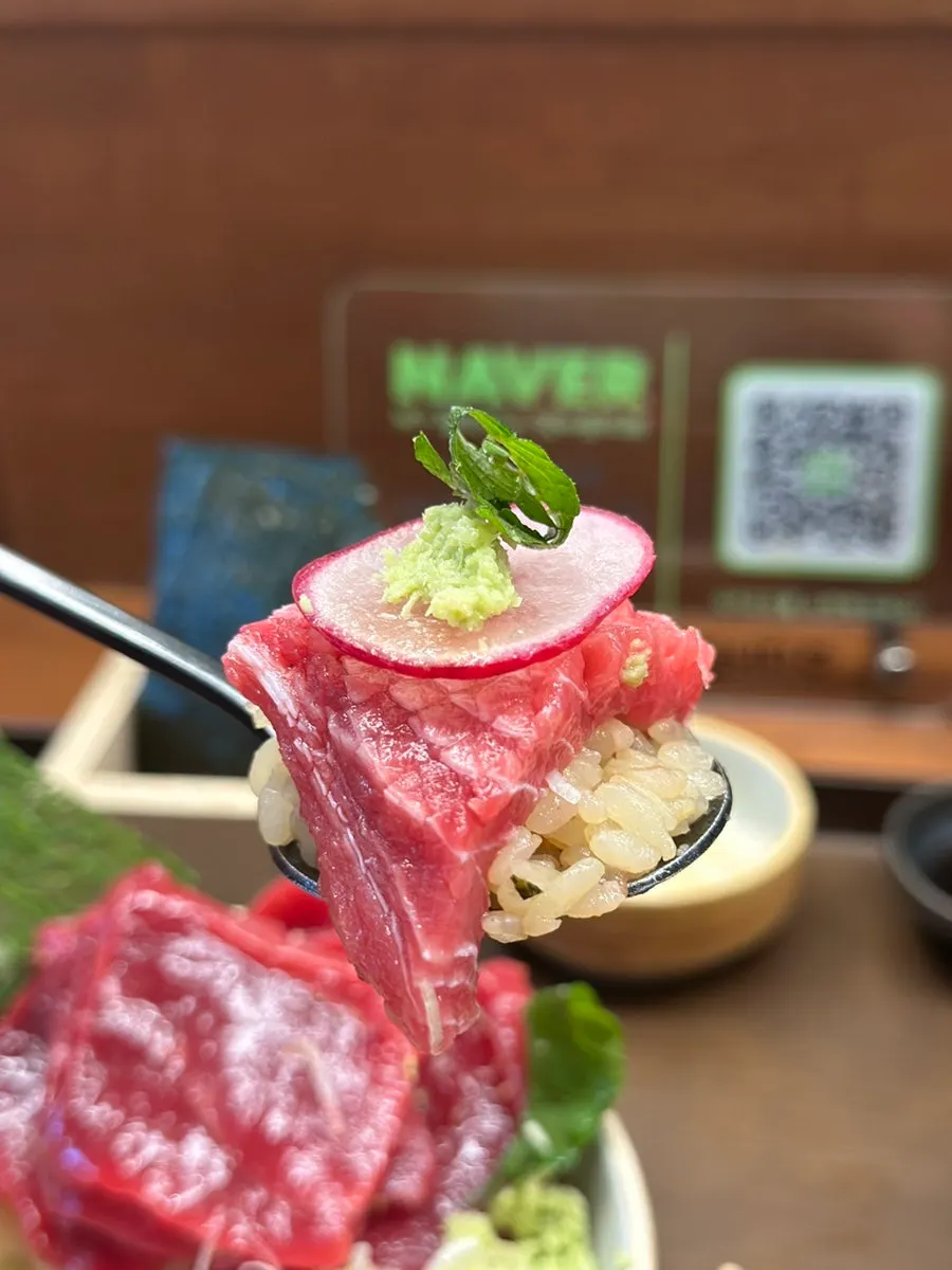 쯔께동 참치회 한 점 클로즈업