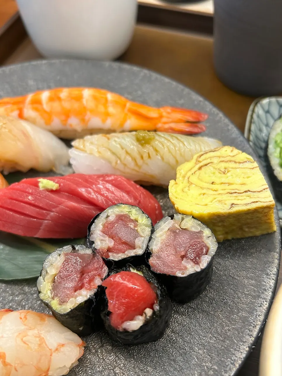Maguro maki tuna roll with tamagoyaki
