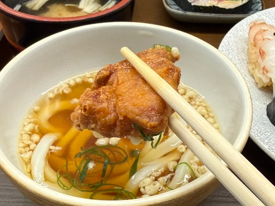 Karaage cold udon with cold noodles and sweet-savory broth