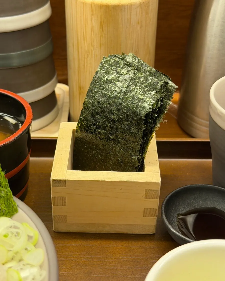 Seaweed for kaisendon served standing in a wooden container