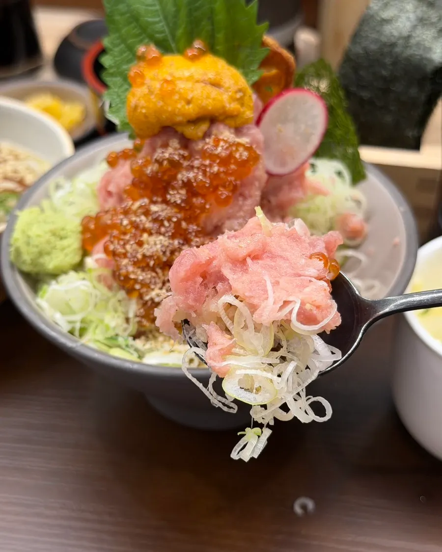 A spoonful of negitoro and rice lifted from the bowl