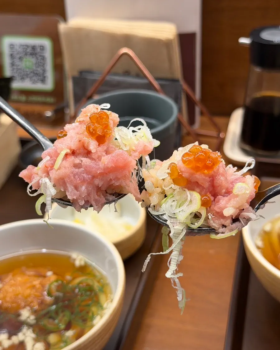 A bite of minced tuna wrapped in gamtae